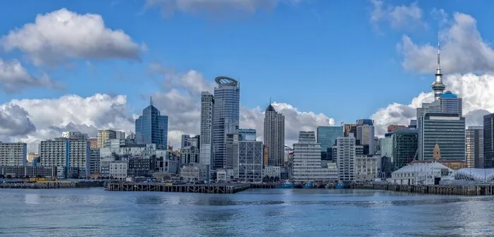 Le front de mer du centre d’Auckland et la Sky Tower de l’autre côté du port