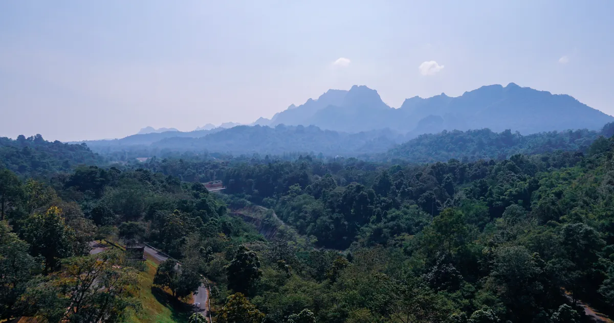 泰国嶙峋山脉下的林木丘陵
