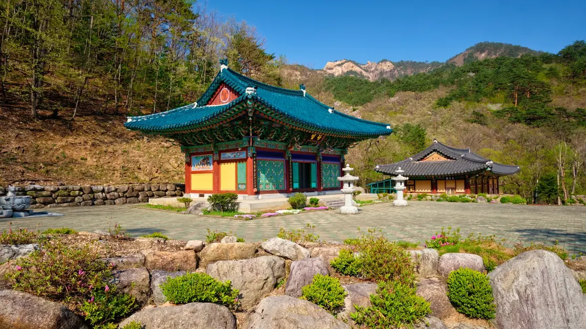雪岳山国家公园神兴寺林间一座绿瓦屋顶的寺庙殿堂