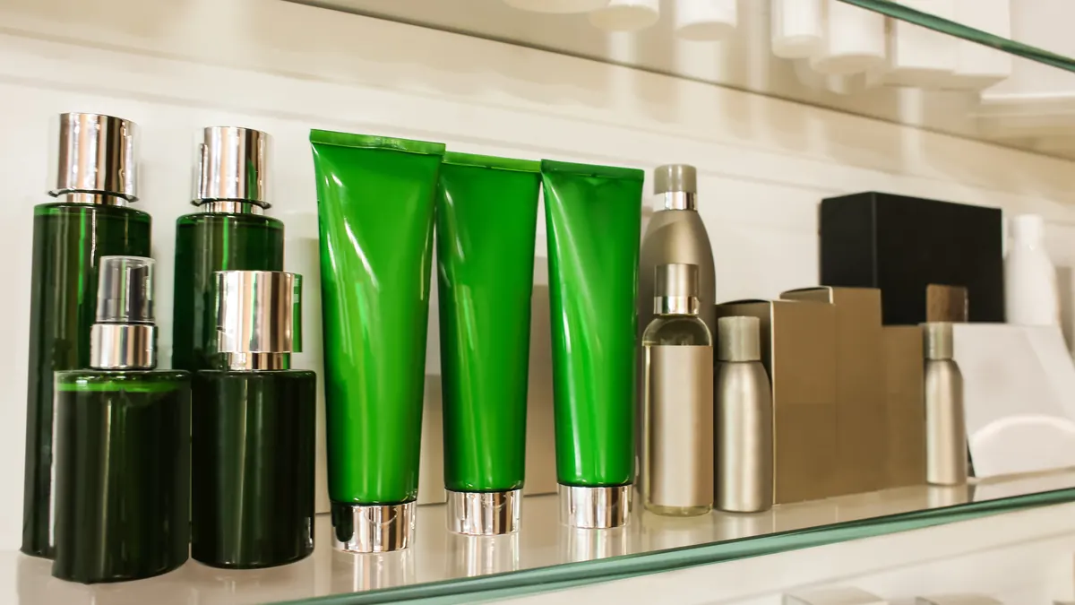 Rayons de soins de la peau et de cosmétiques dans une boutique moderne