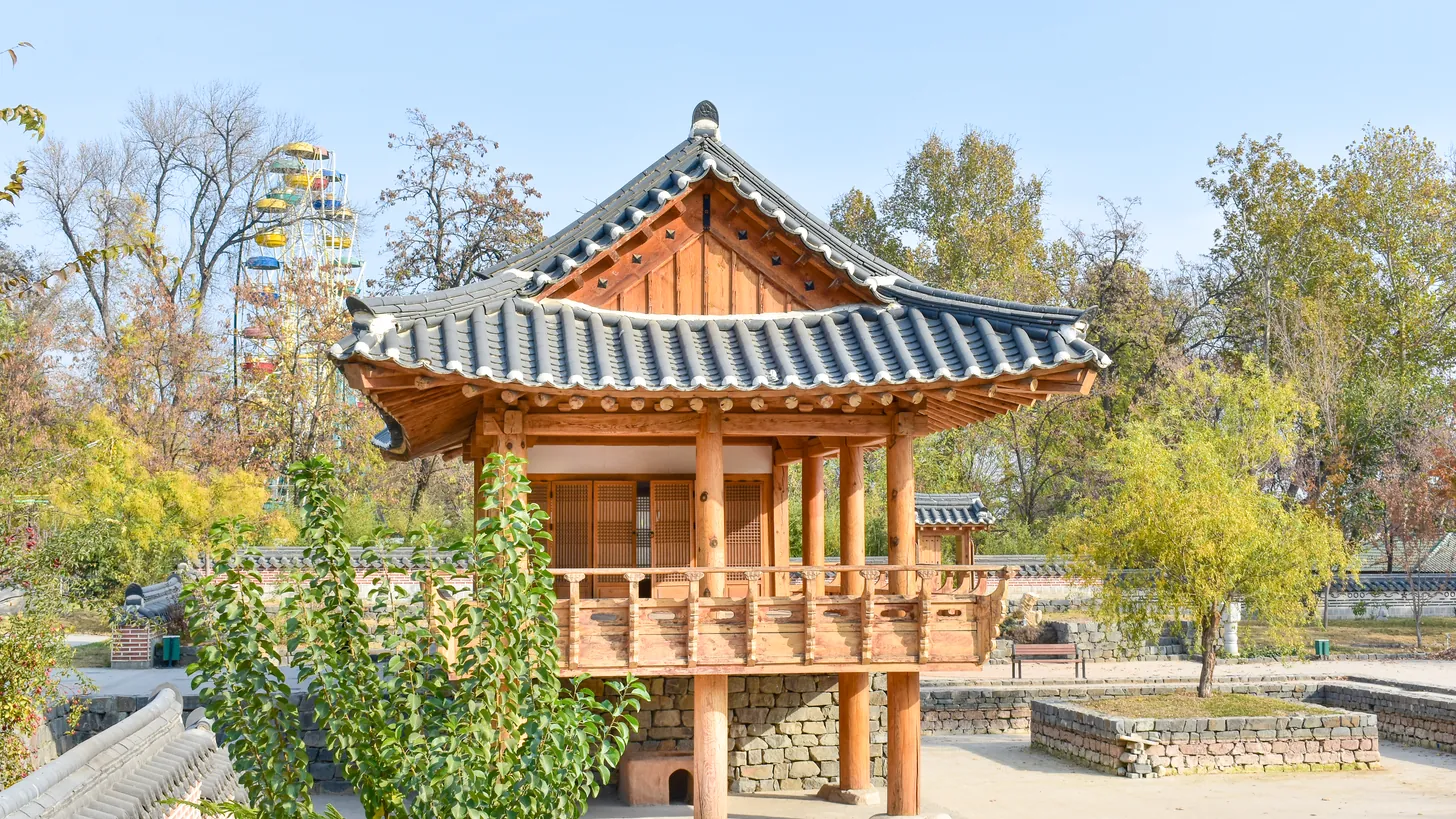 Un pavillon en bois à deux niveaux de style coréen traditionnel, avec un toit de tuiles. Les arrêts aux temples et pavillons demandent un guide capable d'expliquer ce que voient les clients.