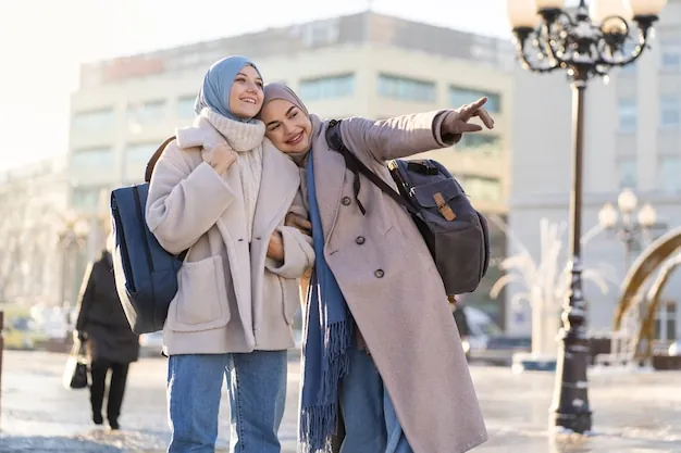 Viajantes de hijab a explorar uma cidade a pé: inclua pausas para a oração e refeições halal no dia a pé.