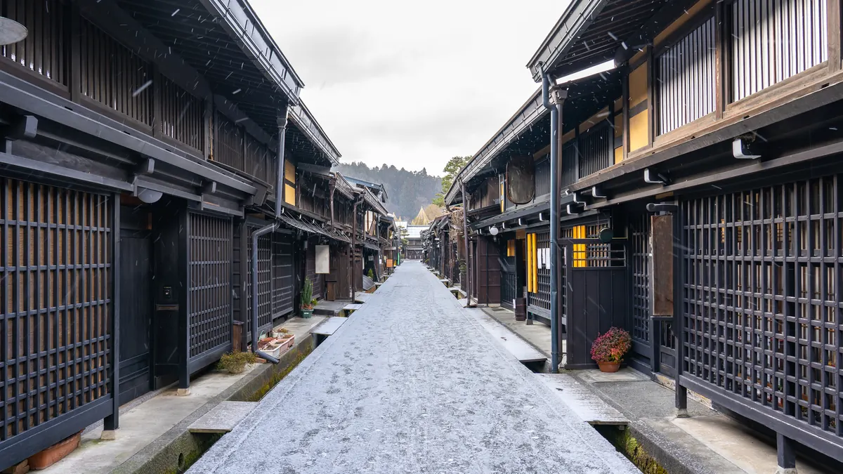 Maisons de marchands en bois le long d'une rue de la vieille ville de Takayama
