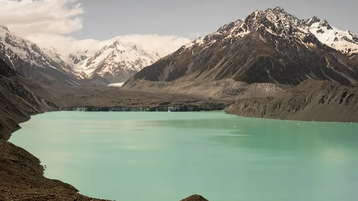 Ein Gletschersee unter schneebedeckten Gipfeln