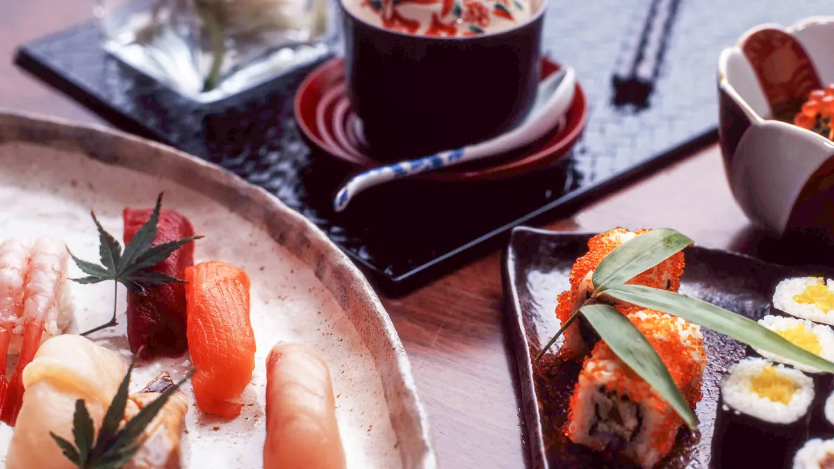 Sashimi et sushi servis sur une table