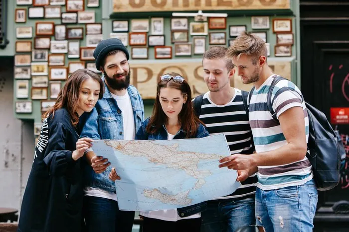 Un petit groupe de touristes consulte une carte avant de partir.