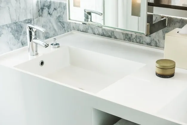 Waschbecken und Spiegel in einem Hotelbad, sauber und trocken: Im Bad sind Bewertungen am strengsten.