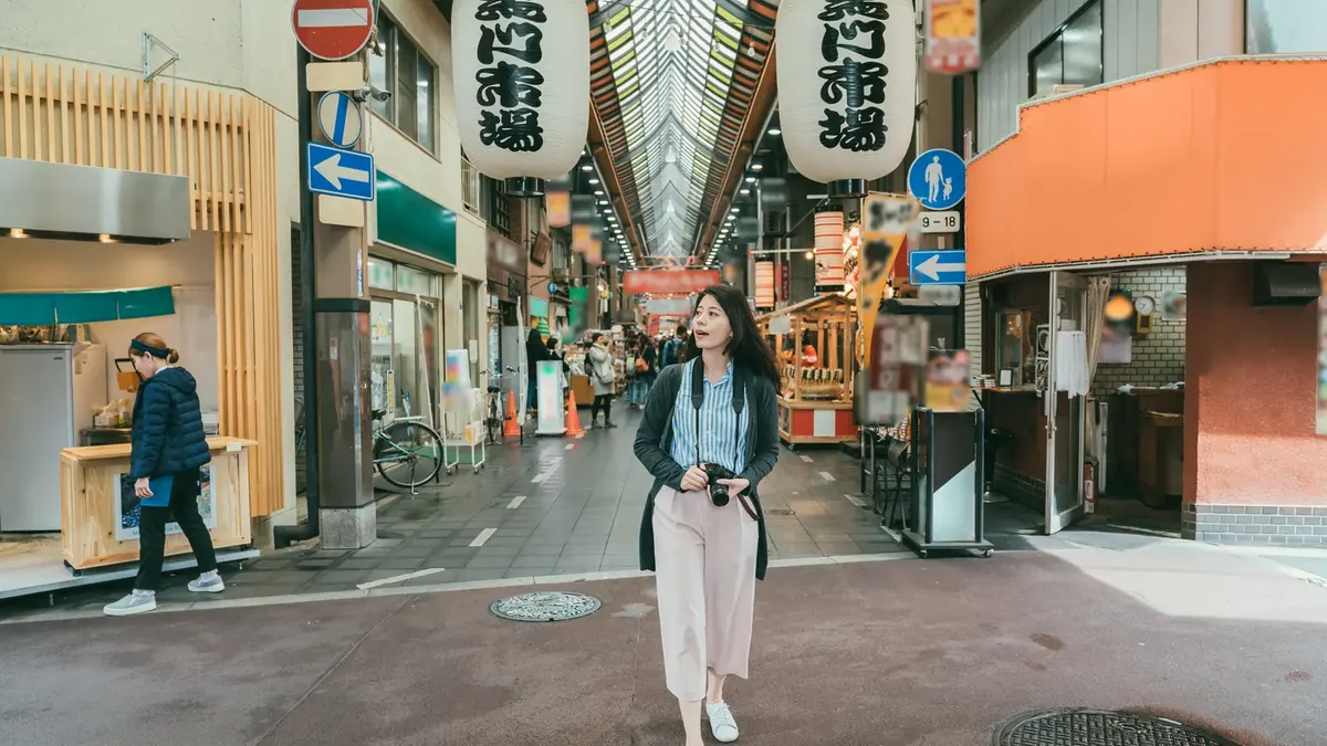 日本の昔ながらの商店街を歩く旅行者。