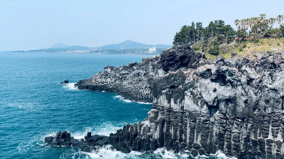 Acantilados de basalto y mar azul en la costa de la isla de Jeju