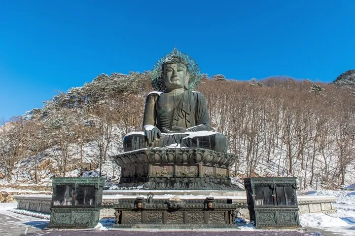 A estátua do Grande Buda no templo de Sinheungsa, perto da entrada do Parque Nacional de Seoraksan. O templo é uma paragem fácil para um grupo que não faz caminhadas.