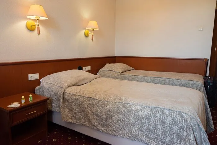 Une chambre d'hôtel twin avec deux lits simples.