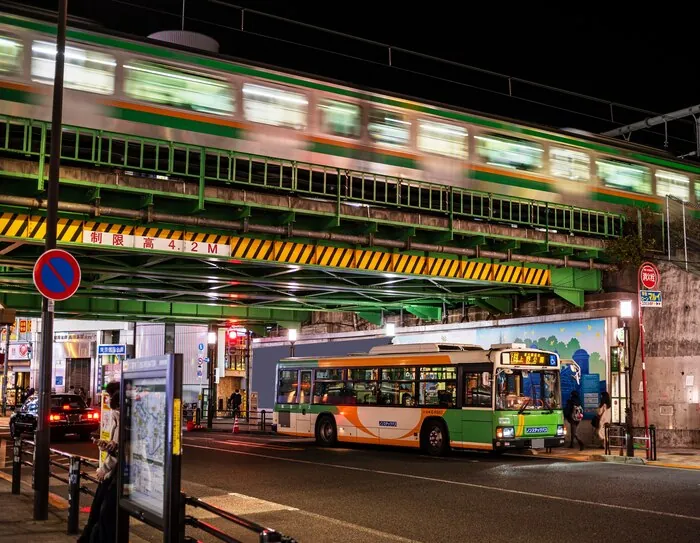 夜、鉄道の高架下を通る路線バス:運賃変更の対象は京都の市バスで、鉄道ではありません。