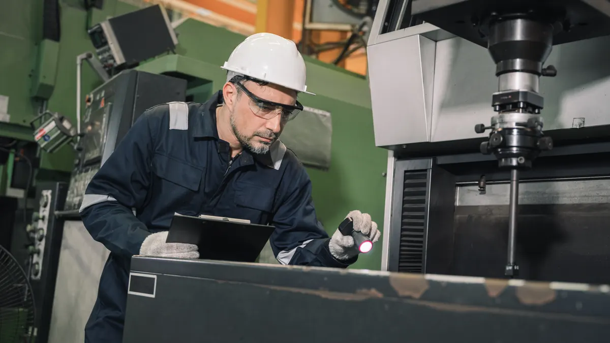 Un ingénieur inspecte des machines dans une usine