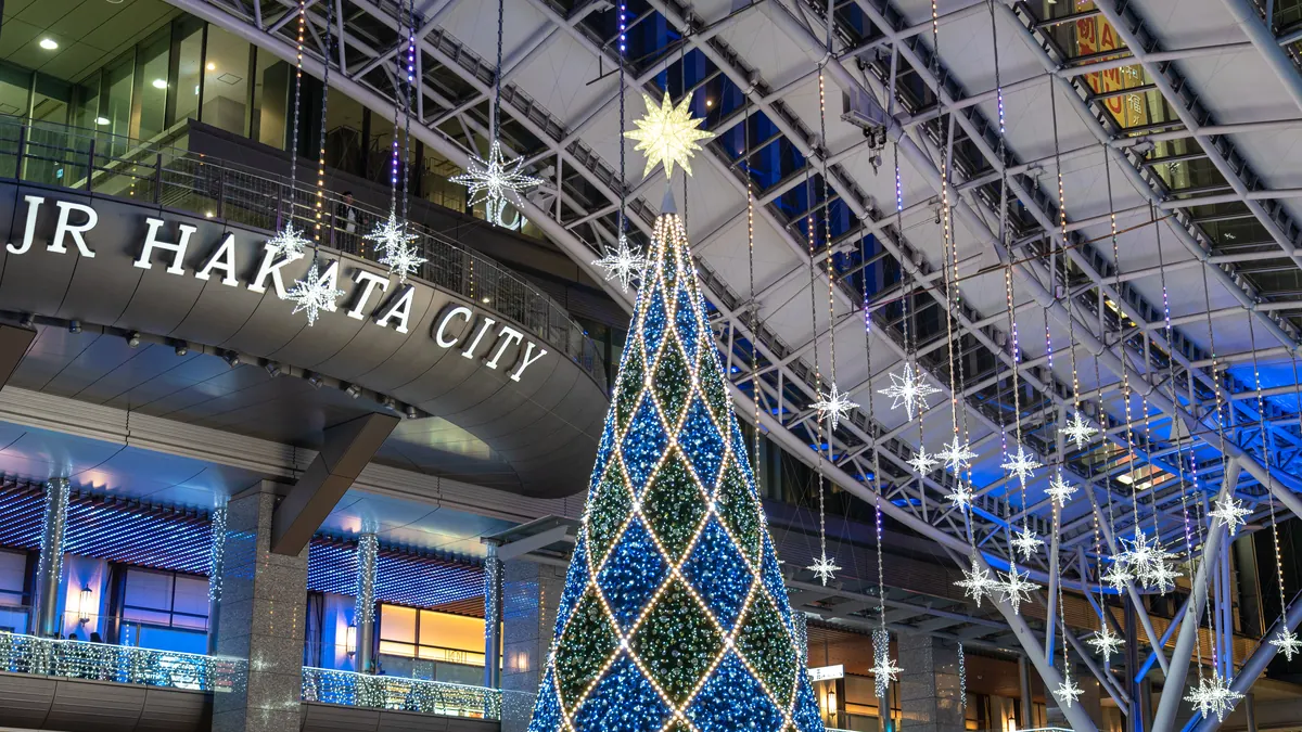 La place devant la gare de Hakata à Fukuoka, illuminée en hiver