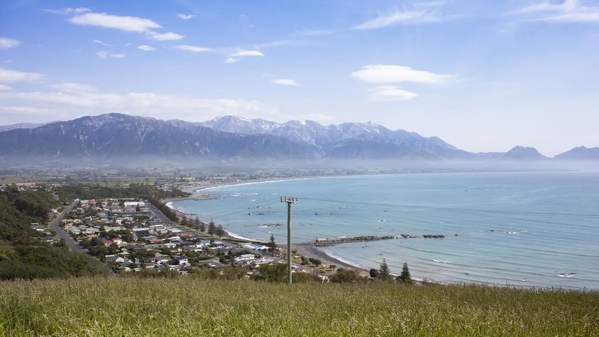 Der Ort und die Bucht von Kaikōura unterhalb der Berge