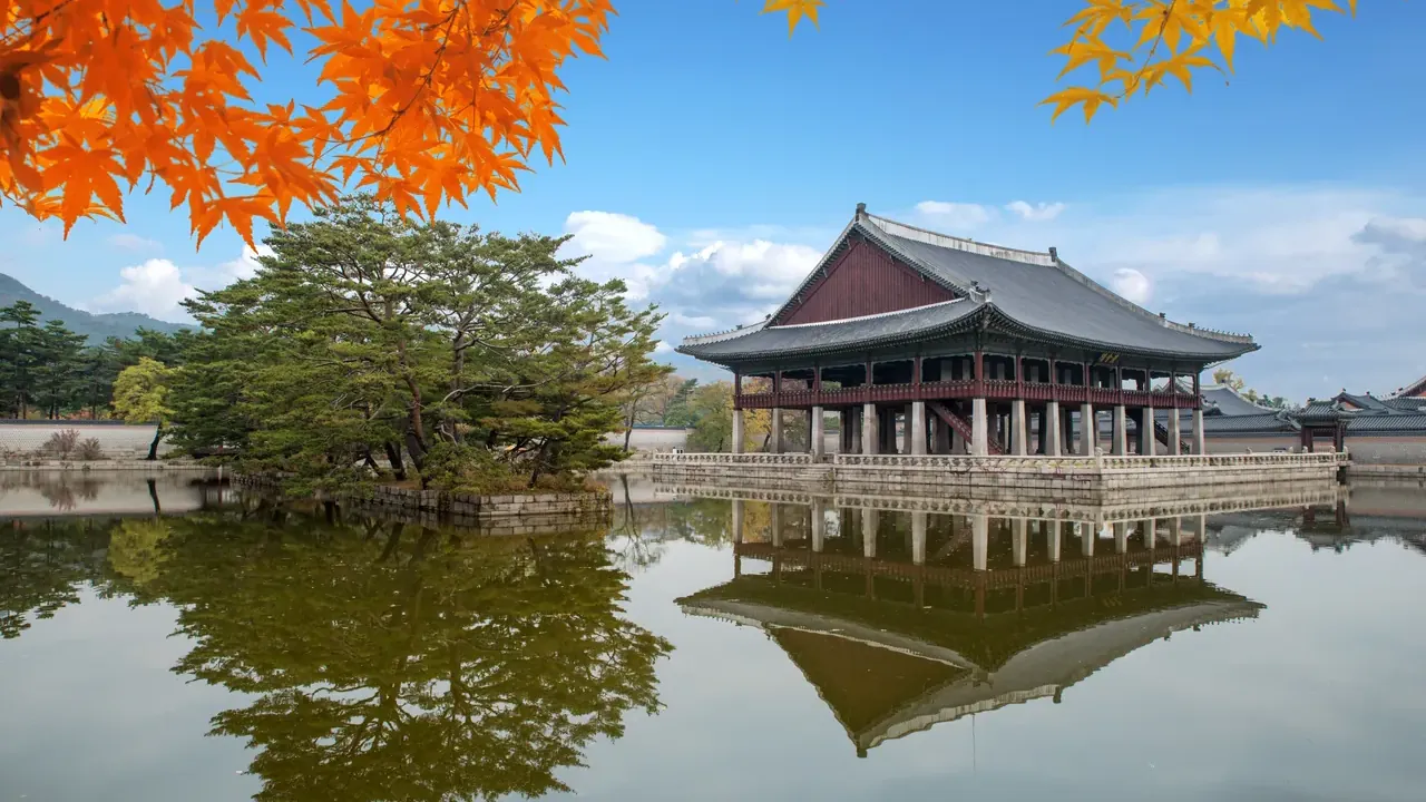Le palais de Gyeongbokgung en automne. Seochon se trouve juste à l'ouest du palais : une matinée au palais peut donc se prolonger par un après-midi de quartier.
