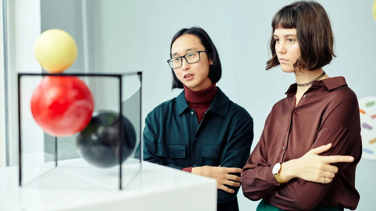 Besucher gehen durch eine große, weiße Galerie für zeitgenössische Kunst