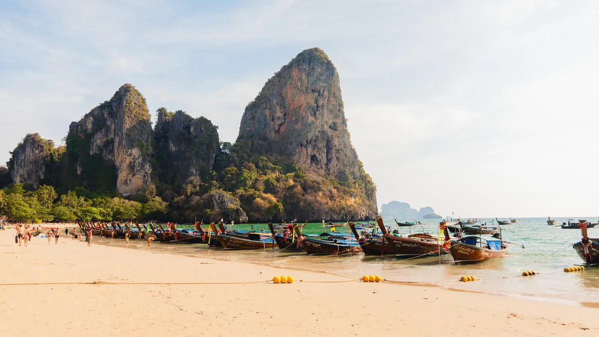 Bateaux longue-queue sur la plage de Railay le soir
