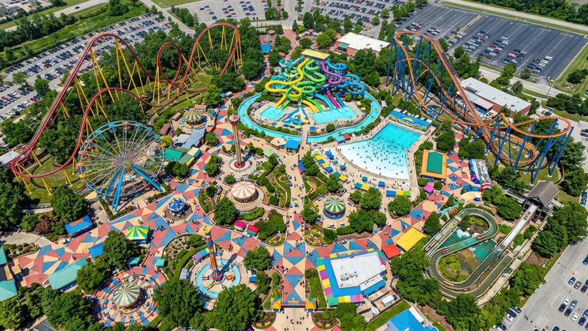 Un gran parque de atracciones visto desde el aire, con montañas rusas y piscinas