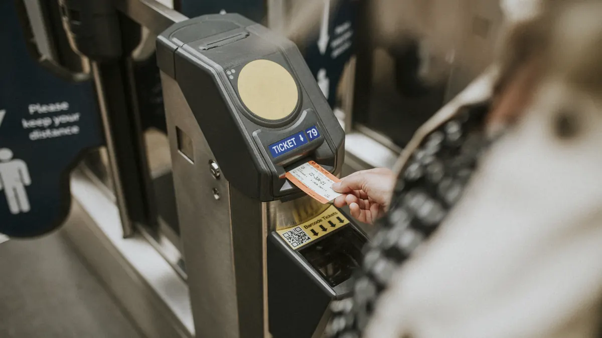 駅の自動改札機に紙のきっぷを入れる乗客。