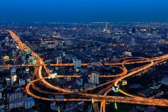 Una autopista elevada en el centro de Bangkok al anochecer.