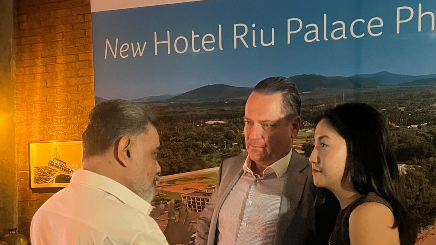 バンコクのウェルカムカクテルでRIU Hotels & Resortsチームと話すExpleraのディレクター